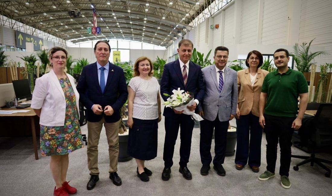 İzmir Tabip Odası’ndan Başkan Dr. Cemil Tugay’a Ziyaret İzmir Tabip Odası Yönetim Kurulu İzmir Büyükşehir Belediye Başkanı Dr.